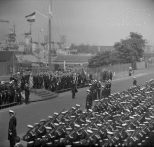 Nieuw vaandel voor Onderzeedienst in Den Helder , overzicht, Bestanddeelnr 916-6381