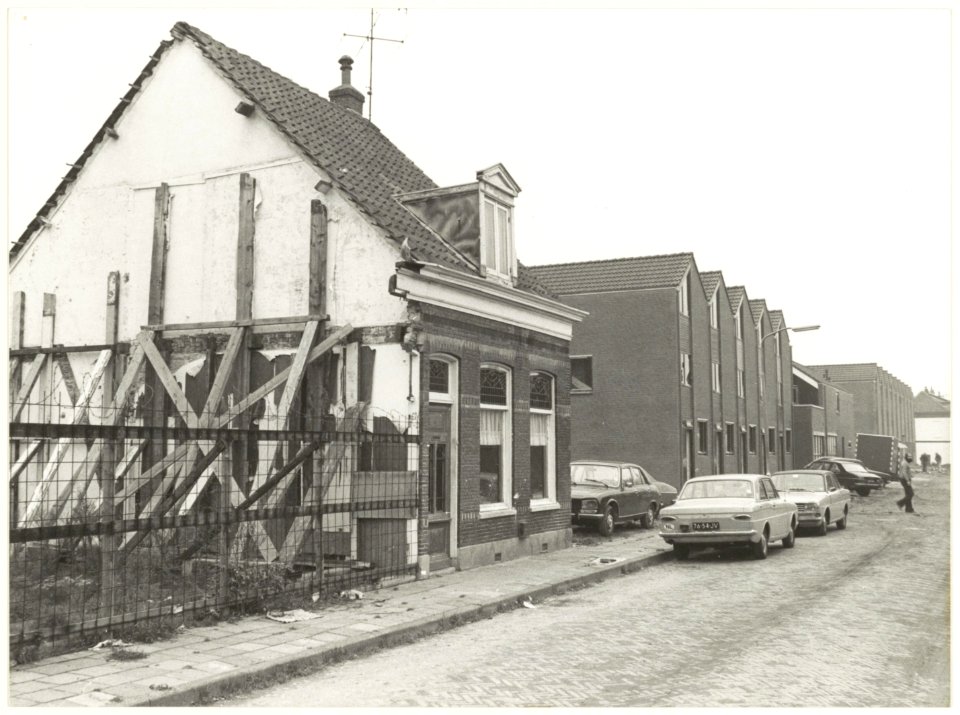 Nieuwbouw in de oude stadswijk het Rozenprieel, die vanaf 1975 wordt gerenoveerd. NL-HlmNHA 54015203