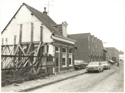 Nieuwbouw in de oude stadswijk het Rozenprieel, die vanaf 1975 wordt gerenoveerd. NL-HlmNHA 54015203