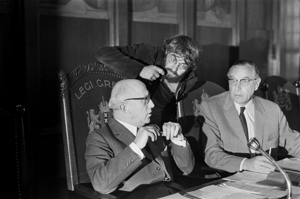 Nieuwe Gemeenteraad van Amsterdam geïnstalleerd links burgemeester Samkalden in, Bestanddeelnr 923-7996
