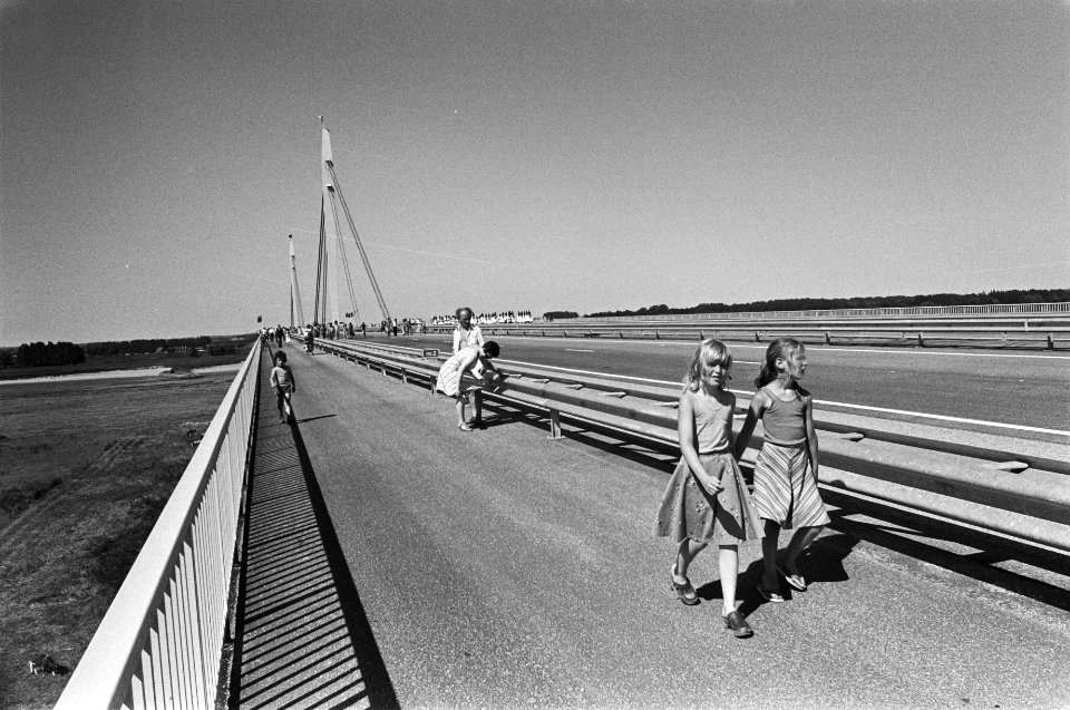Nieuw weggedeelte en brug bij Ewijk in gebruik gesteld door Minister Westerterp , Bestanddeelnr 928-6715