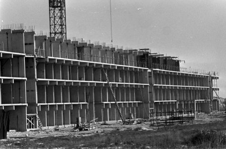 Nieuwbouw in de Bijlmermeer. De eerste verdiepingen van een torenflat, Bestanddeelnr 920-6433