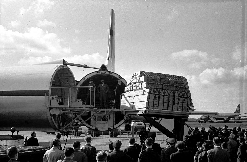 Nieuw type vrachtvliegtuig de zogenaamde Spacecraft van de Seaboard World Airlin, Bestanddeelnr 915-5123