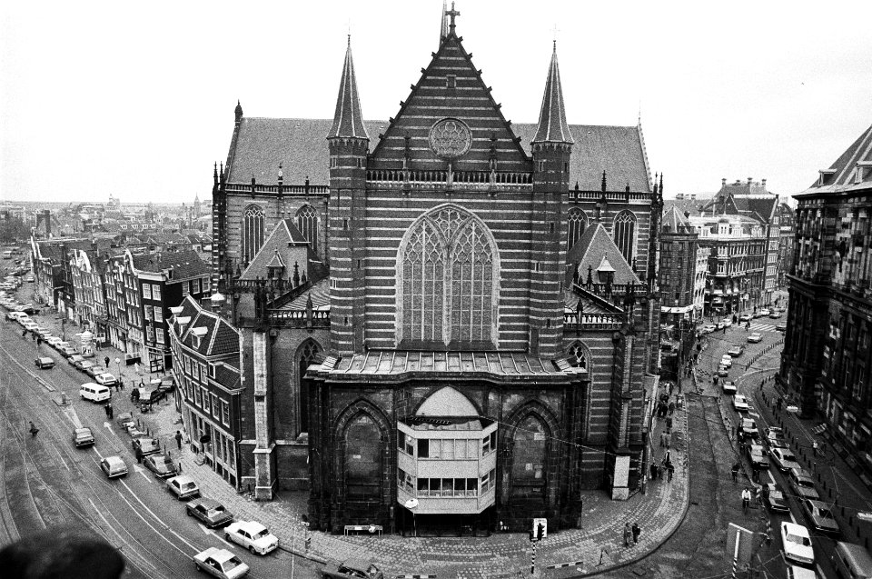 Nieuwe Kerk op de Dam gerestaureerd exterieur, gezien vanaf Nieuwe Zijdsvoorbur, Bestanddeelnr 930-6482