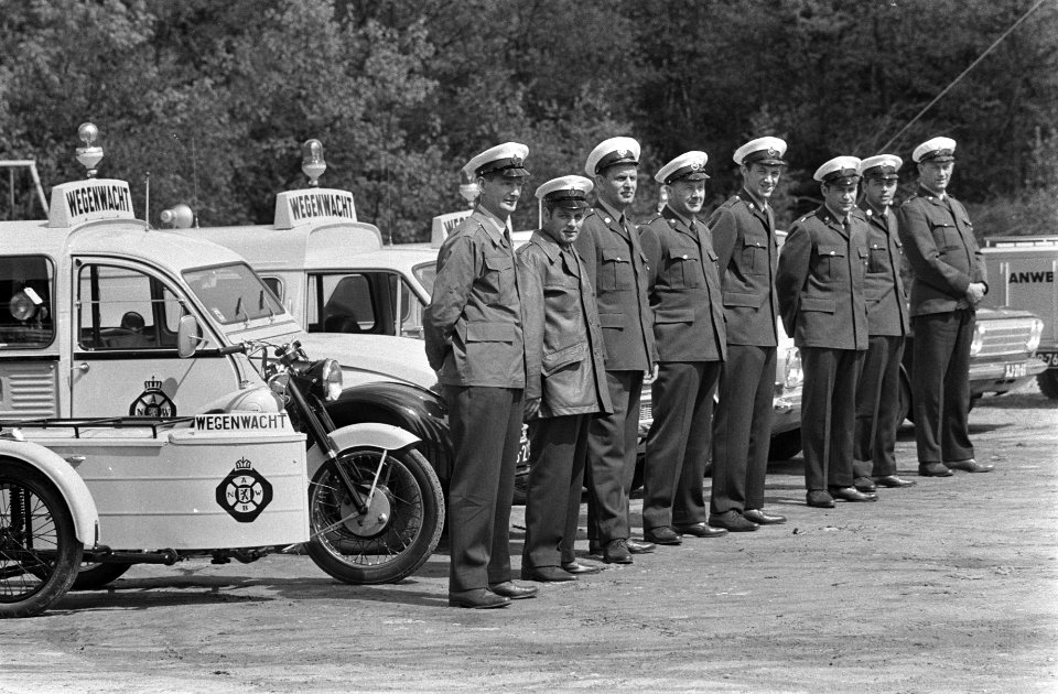 Nieuw uniform voor de wegenwacht, links uniform voor warme dagen, daarnaast over, Bestanddeelnr 921-3517