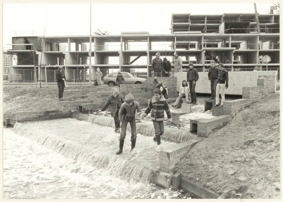 Nieuwbouw in Molenwijk met een aangelegde waterval op de voorgrond. NL-HlmNHA 54011434