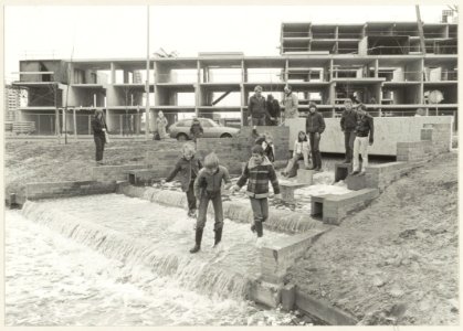 Nieuwbouw in Molenwijk met een aangelegde waterval op de voorgrond. NL-HlmNHA 54011434