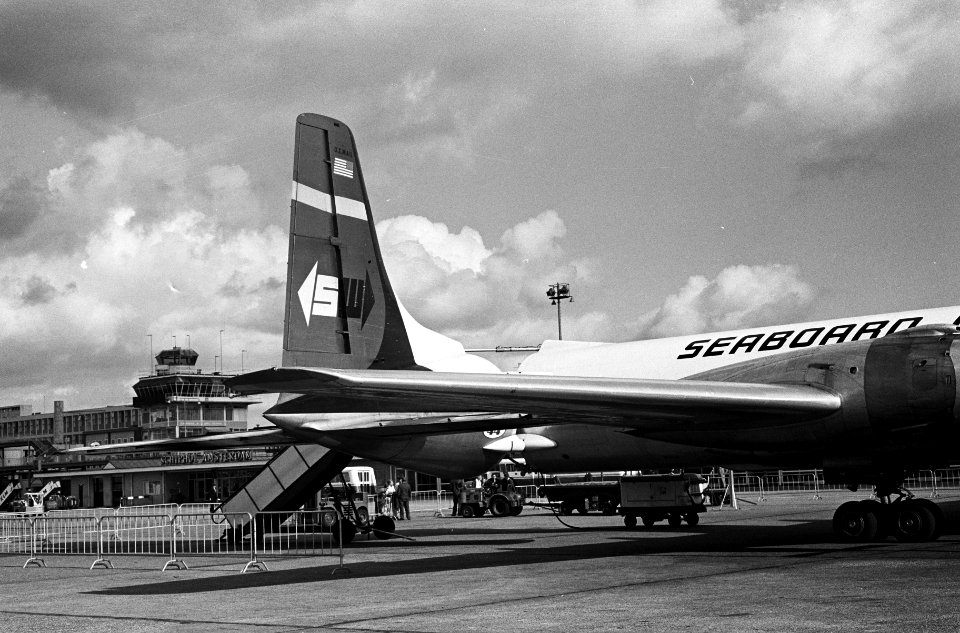Nieuw type vrachtvliegtuig de zogenaamde Spacecraft van d Seaboard World Airline, Bestanddeelnr 915-5124