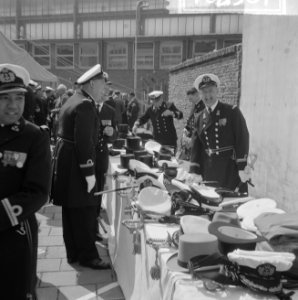 Nieuw vaandel voor Onderzeedienst in Den Helder , uitrusting officieren, petten,, Bestanddeelnr 916-6387