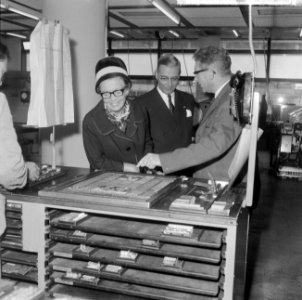 Nieuwe gebouw van Het Parool geopend, midden burgemeest Van Hall links echtgenot, Bestanddeelnr 917-0486