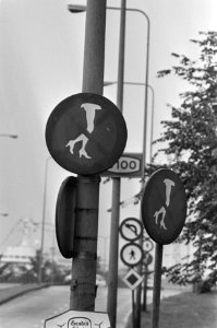 Nieuw verkeersbord verboden te tippelen, op de De Ruyterkade geplaatst door de, Bestanddeelnr 933-3806