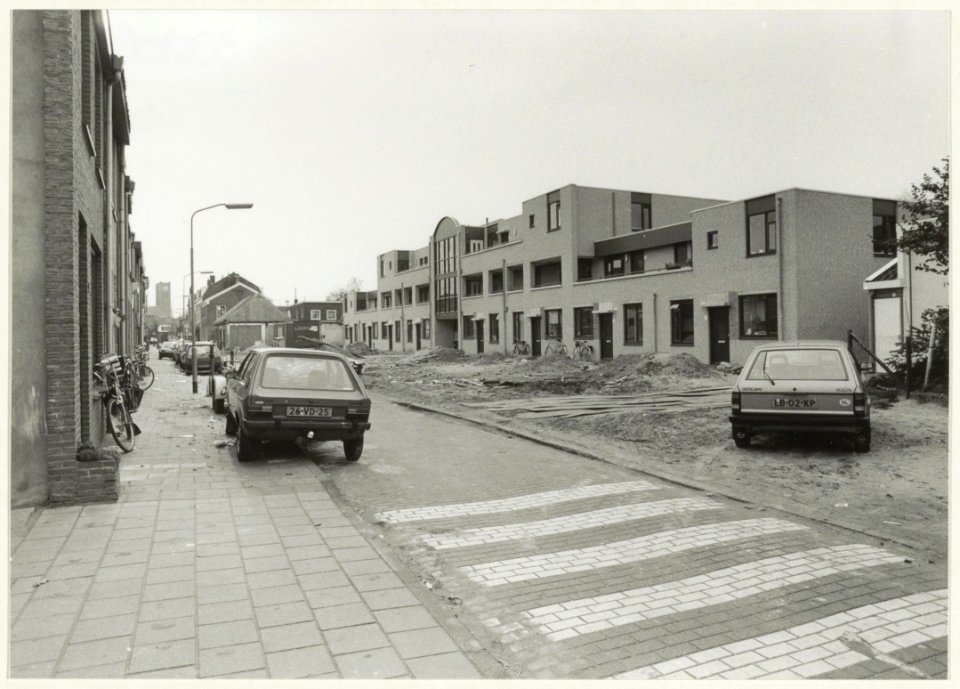Nieuwbouw in de Assendelverstraat, ziende naar het zuidwesten. NL-HlmNHA 54031961