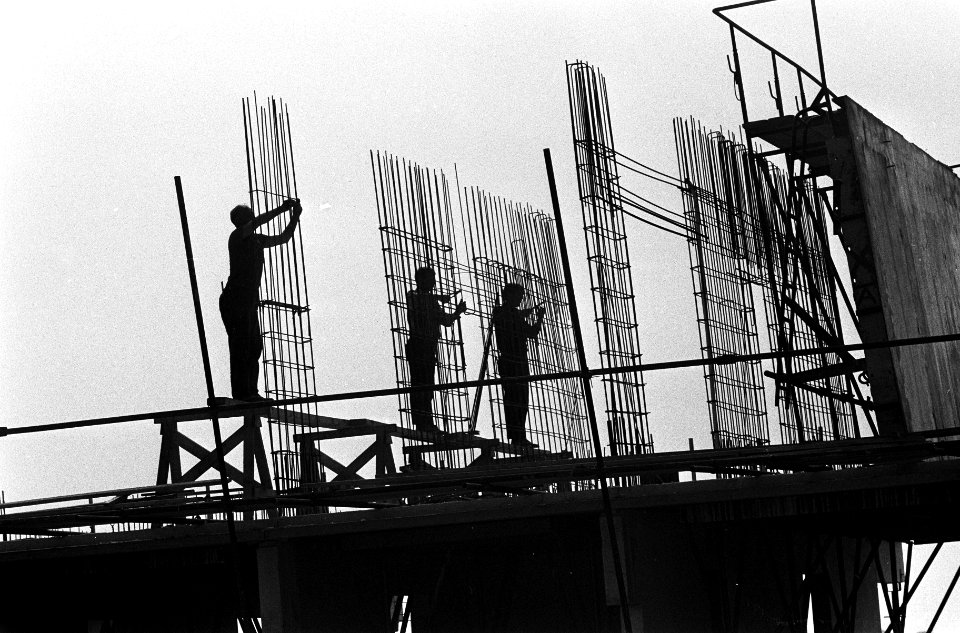 Nieuwbouw in de Bijlmermeer. Betonvlechters aan het werk, Bestanddeelnr 920-6436