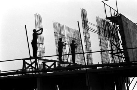 Nieuwbouw in de Bijlmermeer. Betonvlechters aan het werk, Bestanddeelnr 920-6436