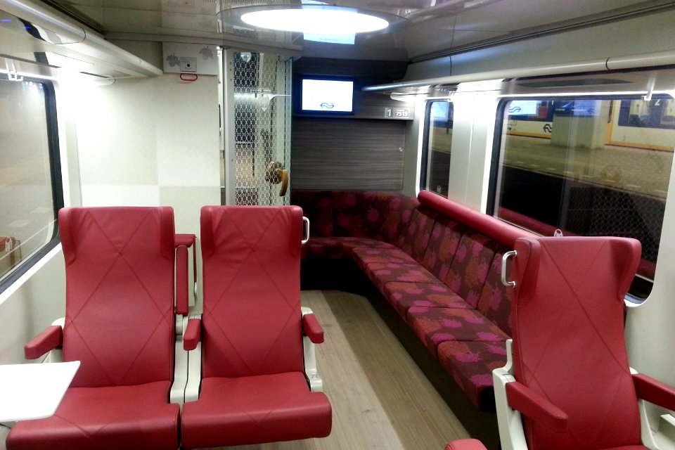 Nieuwe Intercity Dubbeldekker NID Interieur 1e klasse onder 2