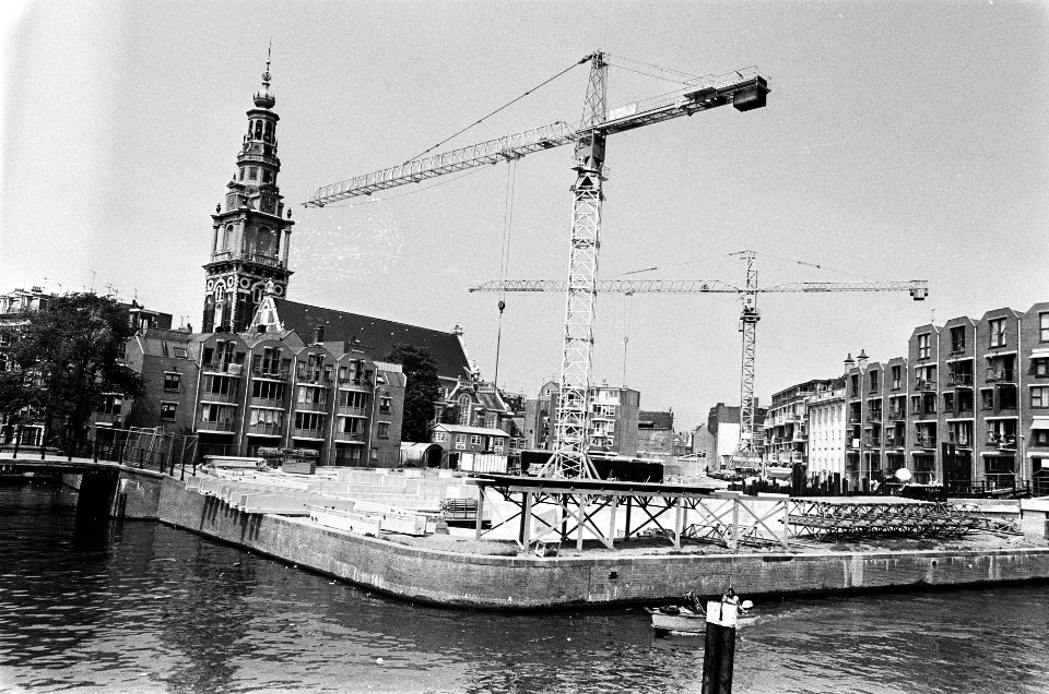 Nieuwbouw in de Nieuwmarktbuurt waar huizen zijn gesloopt voor de metrobouw, Bestanddeelnr 932-1660