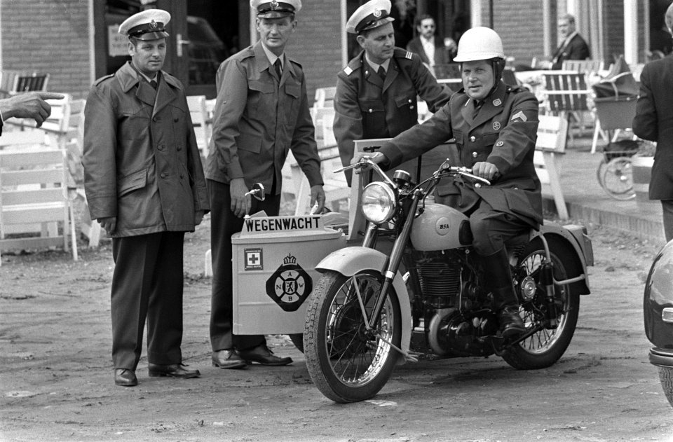 Nieuw uniform voor de wegenwacht, links uniform voor warme dagen, daarnaast over, Bestanddeelnr 921-3519
