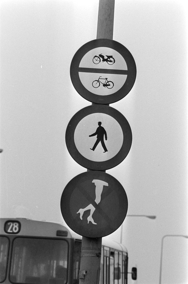 Nieuw verkeersbord verboden te tippelen, op de De Ruyterkade geplaatst door de, Bestanddeelnr 933-3805
