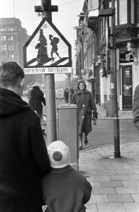 Nieuw verkeersbord in Vijzelstraat, overstekende sinterklazen, Bestanddeelnr 917-1130