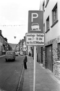 Nieuw verkeersbord in Duitsland Parkeren op de troittoir op twee wielen, Bestanddeelnr 920-6061