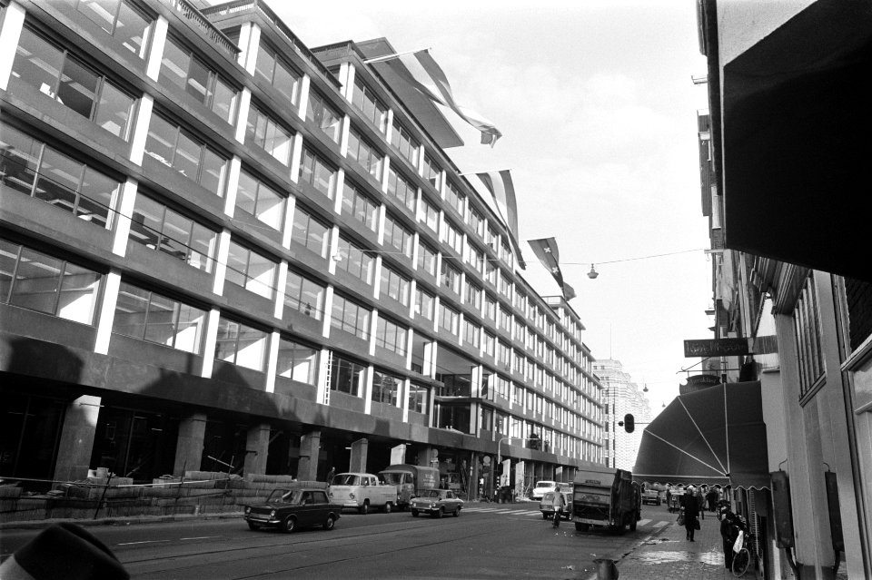 Nieuw gebouw Algemene Bank Nederland in Vijzelstraat te Amsterdam in gebruik gen, Bestanddeelnr 926-7642