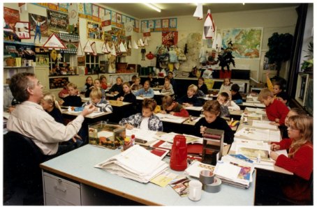 Niet al te ruim bemeten klaslokaal voor 37 leerlingen van meester Hans Boxen. Beatrixschool aan het Blinkertpad. NL-HlmNHA 54036315