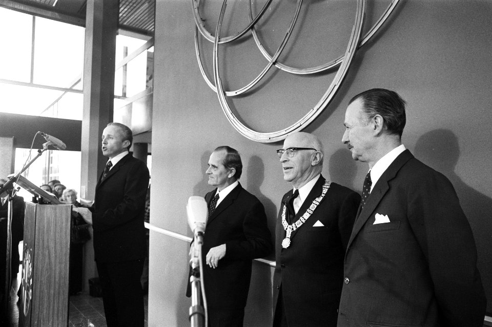 Nieuw distributiecentrum Alfa Romeo van Kabelweg in Amsterdam geopend door Samka, Bestanddeelnr 927-6890