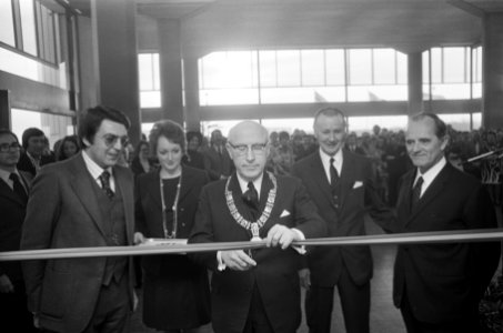 Nieuw distributiecentrum Alfa Romeo van Kabelweg in Amsterdam geopend door Samka, Bestanddeelnr 927-6889