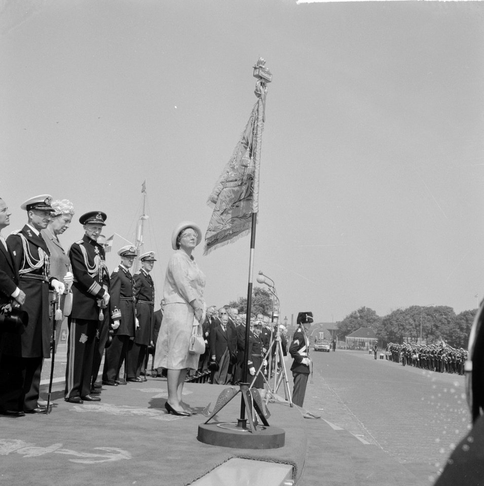 Nieuw vaandel voor de Onderzeedienst in Den Helder koningin Juliana bij het vaa, Bestanddeelnr 916-6386