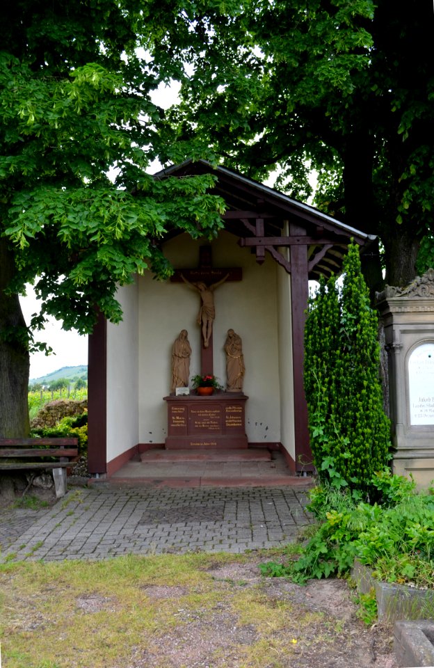 Nierstein, Katholischer Friedhof, Kapellchen mit Missionskreuzigungsgruppe