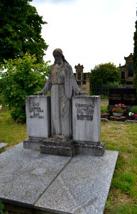 Nierstein, Katholischer Friedhof, Grab Weiß und Friesenecker