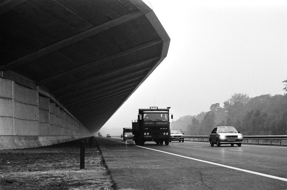 Nieuw weggedeelte A28 met grote geluidswal bij Zeist open voor verkeer, Bestanddeelnr 933-4713