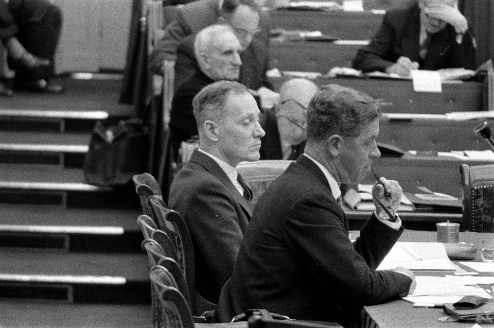 Nieuw Guinea debat in de Tweede Kamer. Achter de regeringstafel Minister Visser , Bestanddeelnr 911-1306