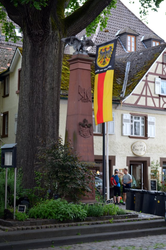 Nierstein, Kriegerdenkmal vor Marktplatz 9 (1)