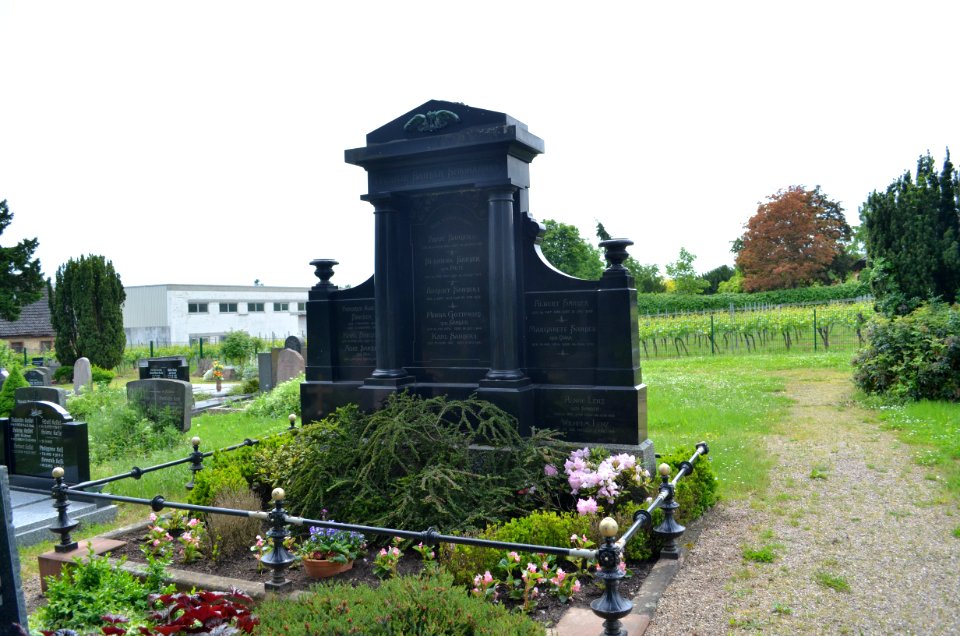 Nierstein, Evangelischer Friedhof, Grab Familie Sander (1)