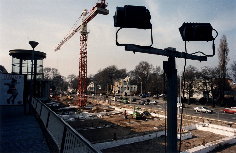 Nieuwbouw naast Haarlems station. Aangekocht in 1997 van United Photos de Boer bv. - Negatiefnummer 42550 KC rij 4-9. - Gepubliceerd in het Haarlems Dagblad van 19.03.1996