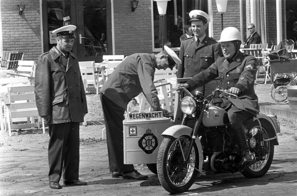 Nieuw uniform voor de wegenwacht, links uniform voor warme dagen, daarnaast over, Bestanddeelnr 921-3518