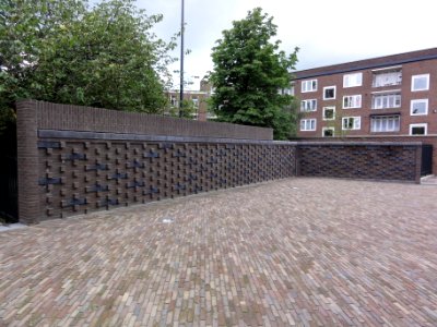 Nijmegen Titushof, muur noordzijde met naamplaten Carmelkloosters