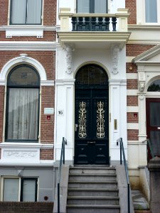 Nijmegen St.Annastraat 16 trap met voordeur en balkon