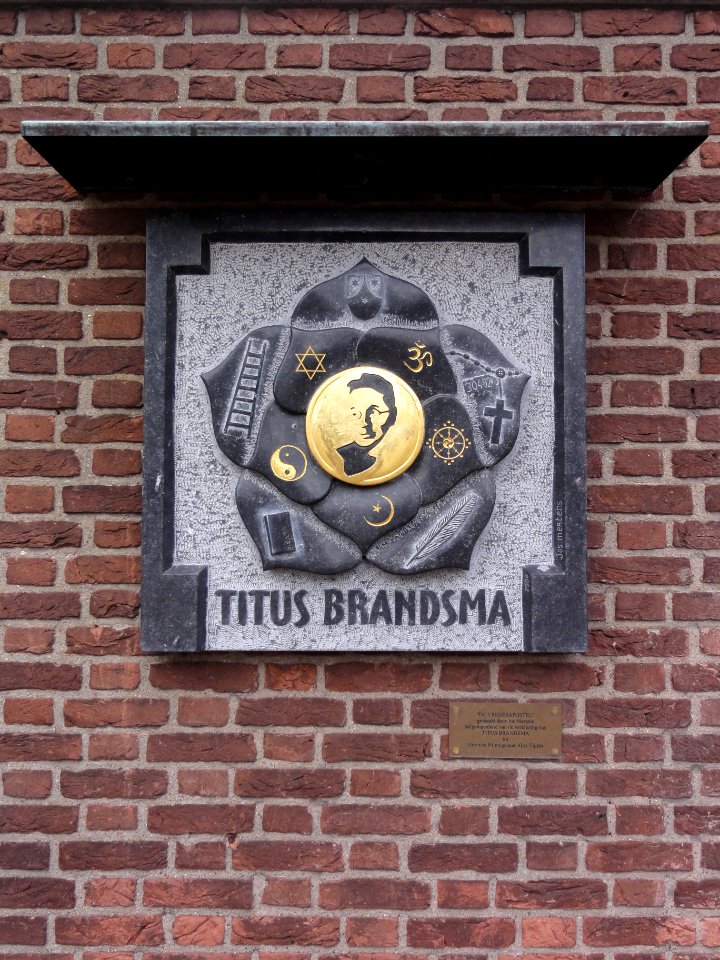 Nijmegen Titushof, De Vredesapostel (relief Titus Brandsma) Jos Mertens 2008