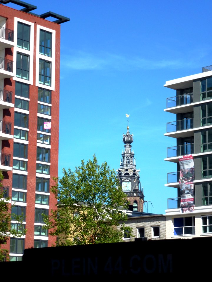 Nijmegen toren Stevenskerk vanaf vernieuwde Plein '44