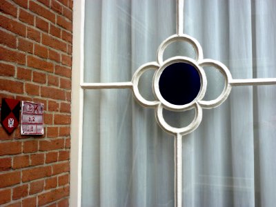 Nijmegen St.Annastraat 12 detail raam en monumentschildje