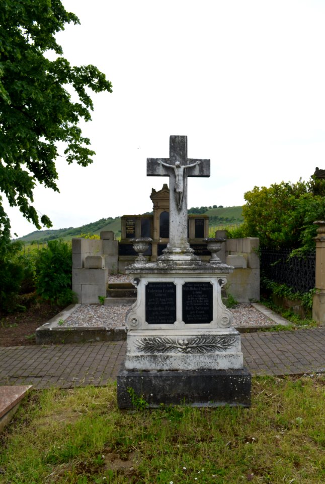 Nierstein, Katholischer Friedhof, Grab Valentin Frank und Wilhelm Richard Scherer