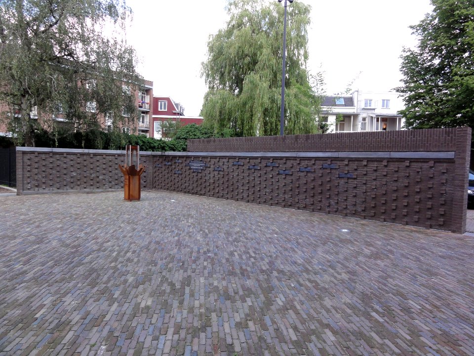 Nijmegen Titushof, muur zuidzijde met World Peace Flame
