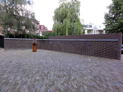 Nijmegen Titushof, muur zuidzijde met World Peace Flame
