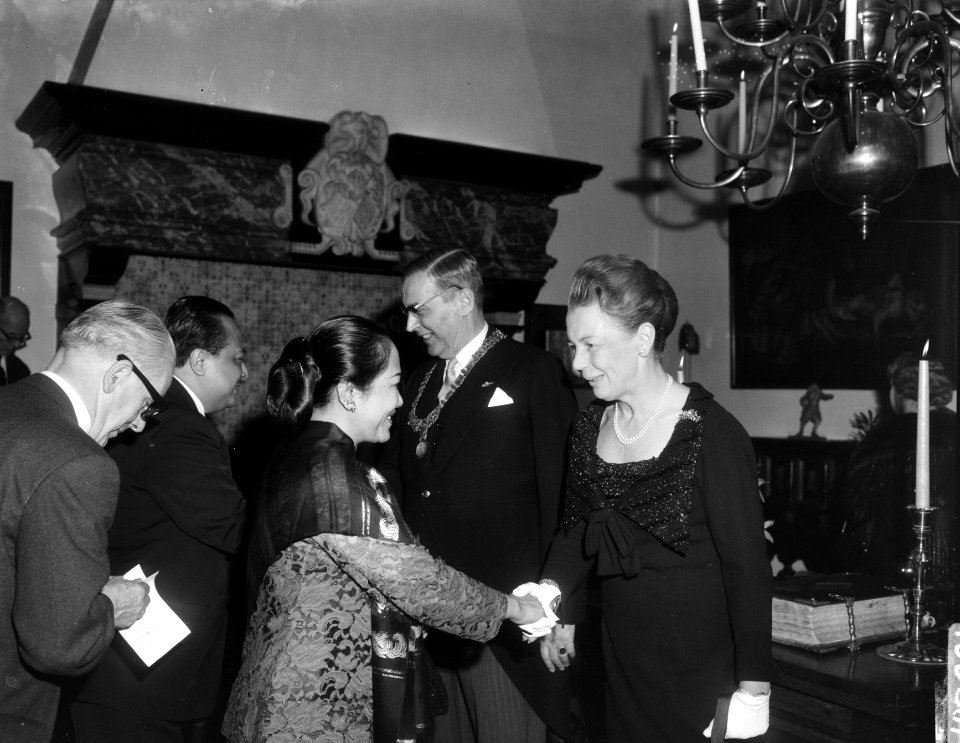 Nieuwjaarsreceptie, Burgemeester Van Hall en echtgenote Stedelijk Museum, de Ind, Bestanddeelnr 918-6311