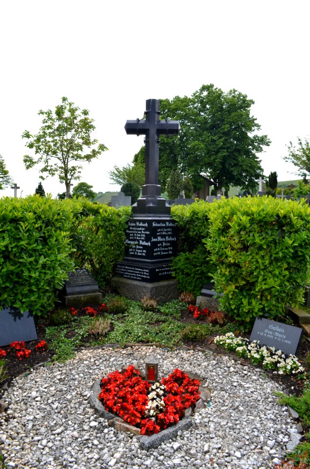 Nierstein, Katholischer Friedhof, Grab Anton Balbach