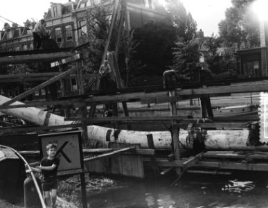 Nieuwe zinker over de Amstel te Amsterdam. Buizen en stellages dichtbij firma de, Bestanddeelnr 905-8124