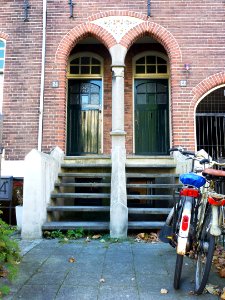 Nijmegen Stieltjesstraat 22-24 portiek met dubbele trap