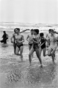 Nieuwjaarsduik een frisse duik in zee bij Zandvoort op nieuwjaarsdag, Bestanddeelnr 933-1908
